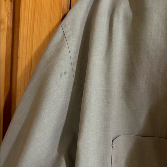 Van Heusen Men’s Short-Sleeve Solid Gray Button-Down Shirt - Picture 4 of 6